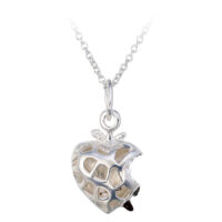 Collana d'argento con ciondolo a cuore morso su sfondo bianco