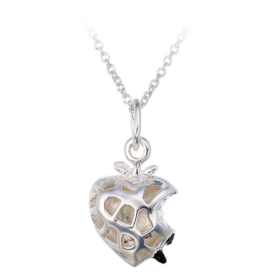 Collana d'argento con ciondolo a cuore morso su sfondo bianco
