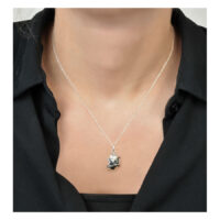 Collana Wildcat in argento con ciondolo a cuore su sfondo nero