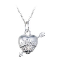 Ciondolo a cuore d'argento con freccia Ciondolo a cuore d'argento con freccia su sfondo bianco