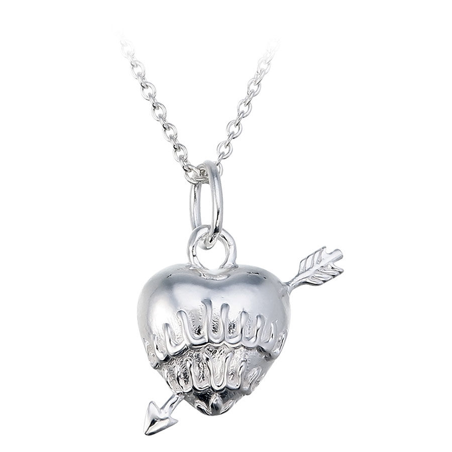 Ciondolo a cuore d'argento con freccia Ciondolo a cuore d'argento con freccia su sfondo bianco