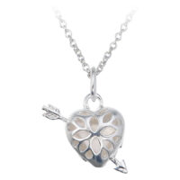 Ciondolo a cuore d'argento con freccia Ciondolo d'argento a forma di cuore con freccia, collana su sfondo bianco