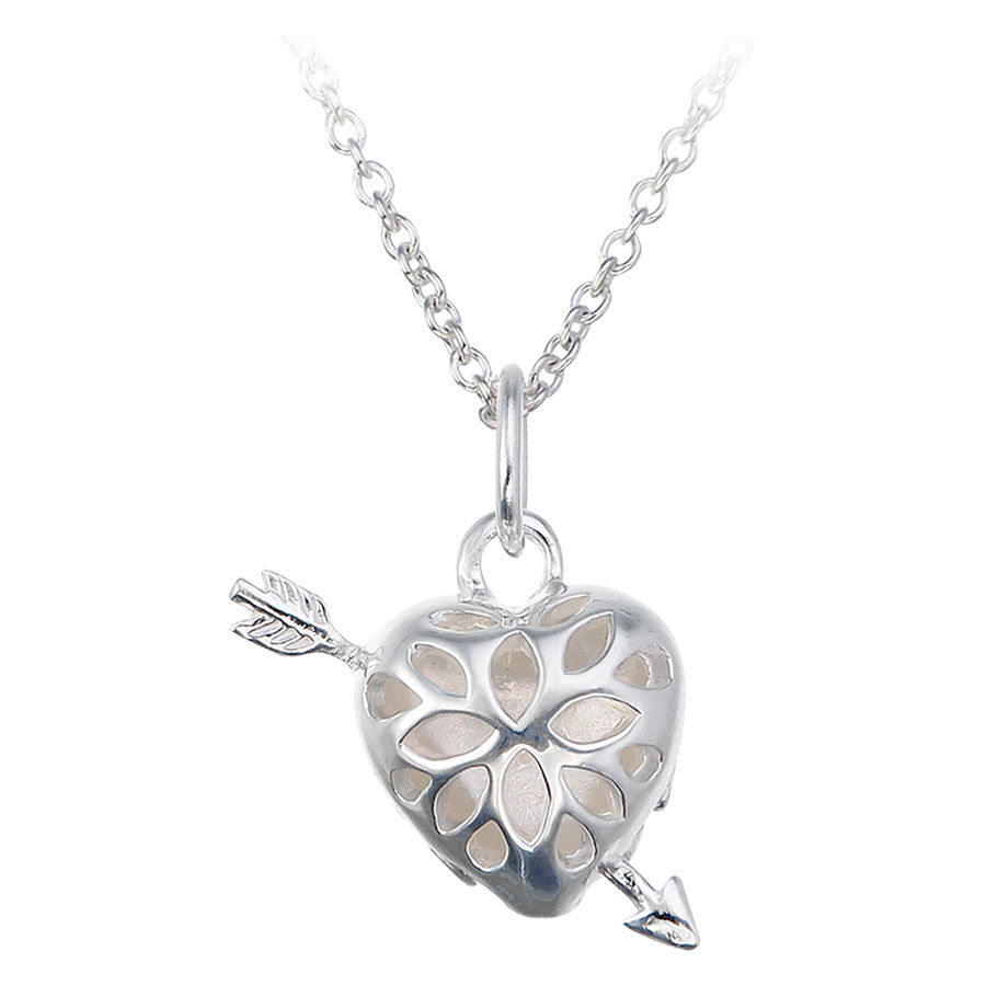 Ciondolo a cuore d'argento con freccia Ciondolo d'argento a forma di cuore con freccia, collana su sfondo bianco