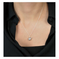 Collana Cuore d'Argento con Freccia di Wildcat Ciondolo d'argento a forma di cuore con freccia, indossato su una catena su sfondo nero