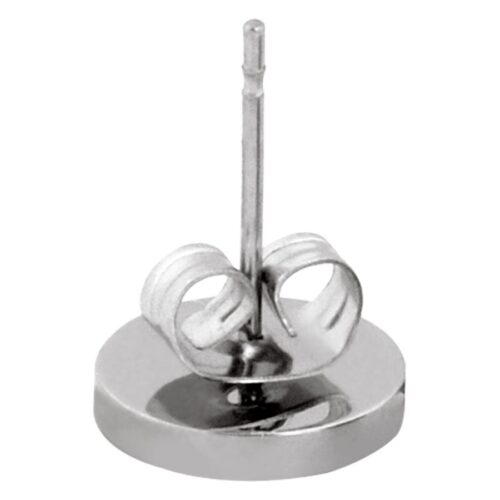 Chiusura argentata per orecchini in acciaio chirurgico su sfondo bianco