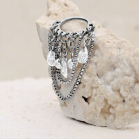 Clicker argento con cristalli chiari su pietra chiara