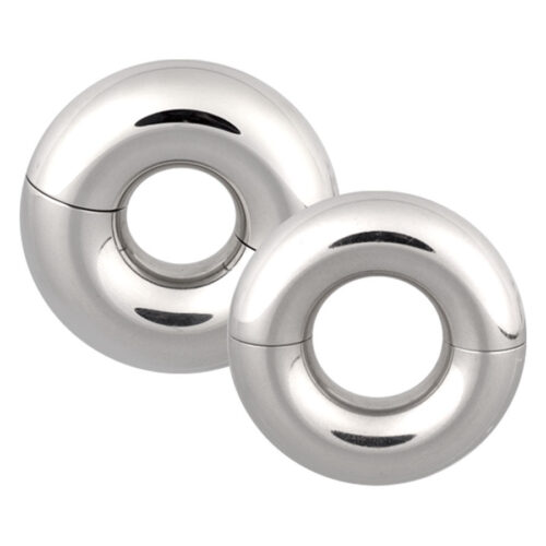 Due anelli Tribal Dream in argento in acciaio chirurgico su sfondo bianco