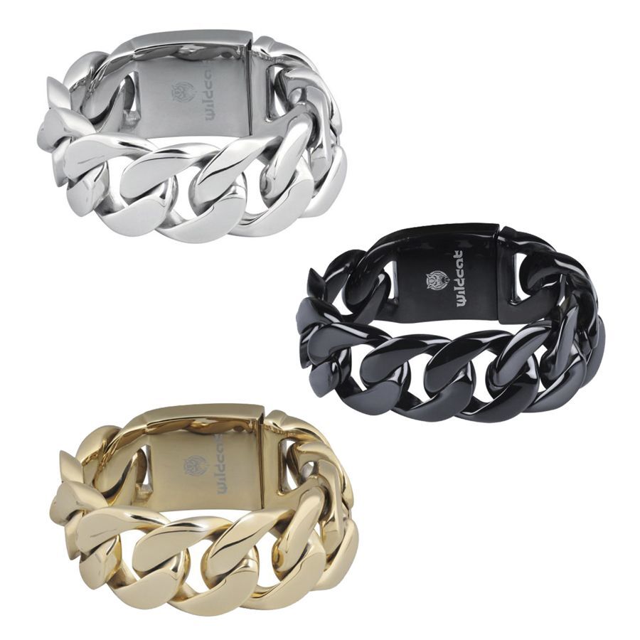 Tre bracciali intrecciati in acciaio chirurgico in argento, nero e oro su sfondo bianco