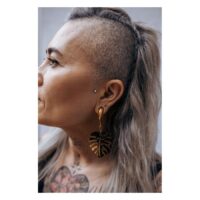 Persona con Flash Earbarbell dorato nell'orecchio, vista laterale