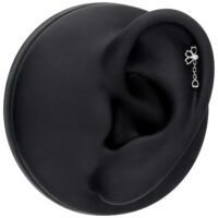 Argento orecchino piercing con cristallo su sfondo nero