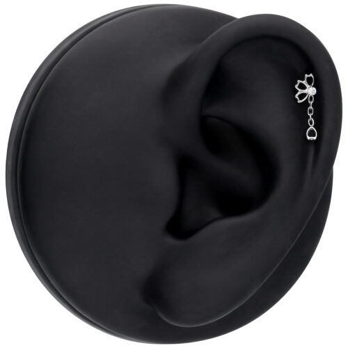 Argento orecchino piercing con cristallo su sfondo nero