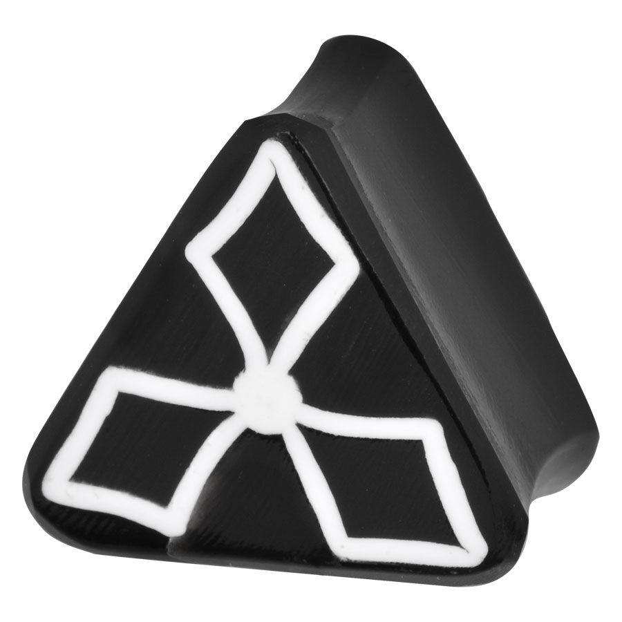 Plug triangolare in corno con diamante bianco Plug triangolare nero per orecchio con motivo a diamante bianco su sfondo bianco