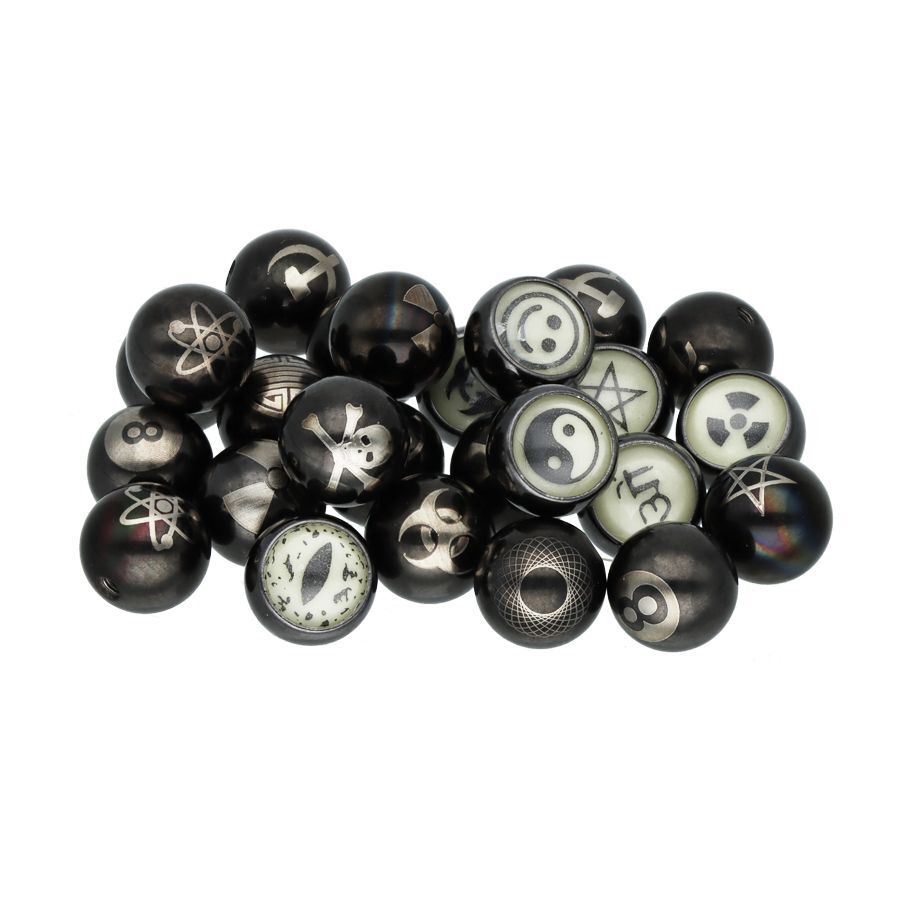 Set di Sfere in Titanio Nero con Simboli Sfere in titanio nero con vari simboli incisi su sfondo bianco