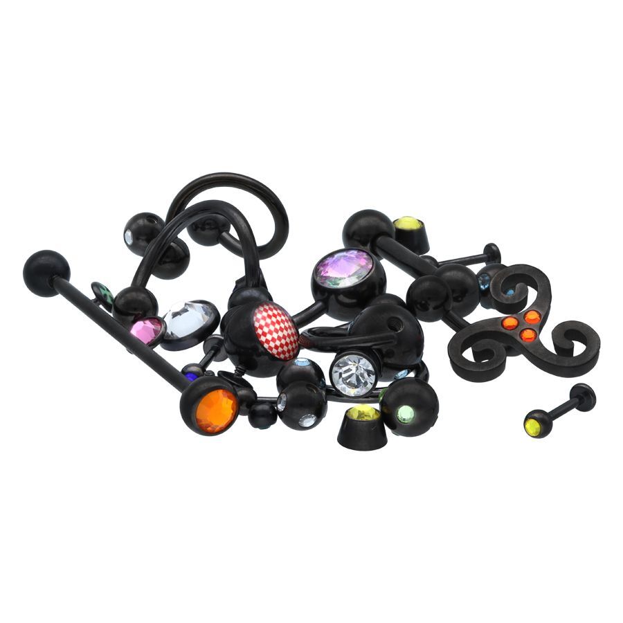 Diversi piercing in titanio nero con pietre colorate su sfondo bianco
