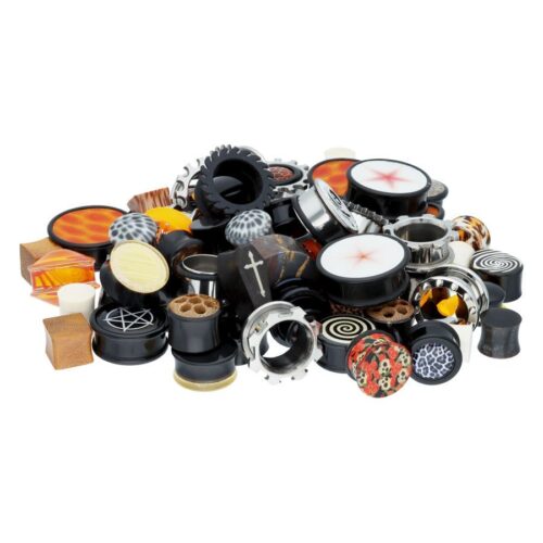 Set di piercing di Halloween colorato con vari materiali su sfondo bianco