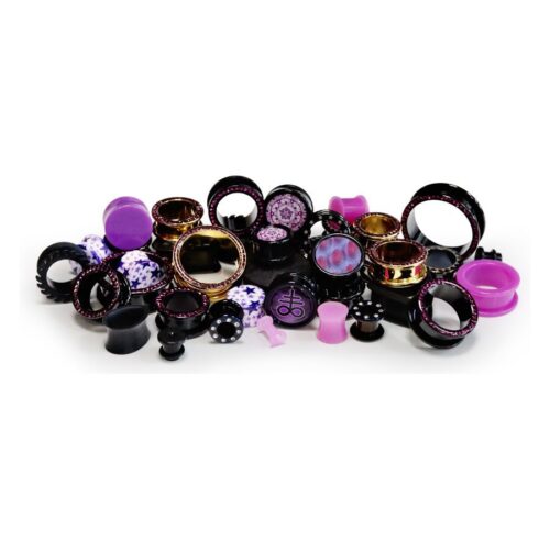 Vari piercing in viola e oro su sfondo bianco