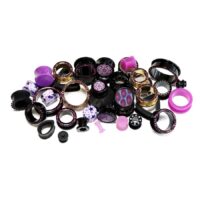 Deep Purple Set: Collezione di Piercing Colorati Vari piercing in nero e viola su sfondo bianco