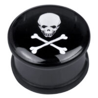 Schwarzer PMMA Plug mit weißem Totenkopf und gekreuzten Knochen auf schwarzem Hintergrund