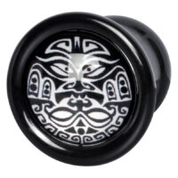 Plug nero in PMMA con motivo Maori bianco su sfondo grigio