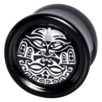 Plug nero con motivo Maori bianco su sfondo grigio