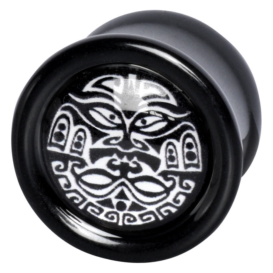Plug nero con motivo Maori bianco su sfondo grigio
