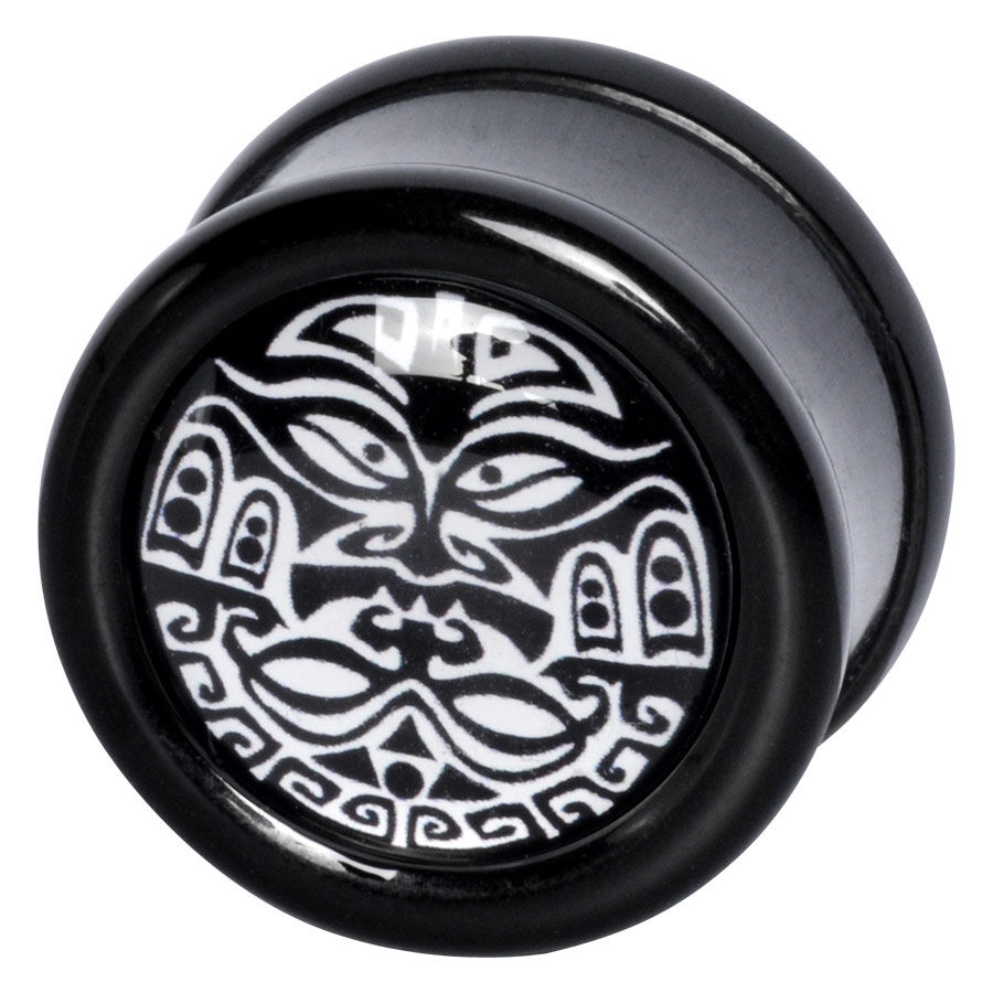 Plug nero con motivo Maori bianco su sfondo neutro