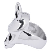 Anello argento a forma di teschio animale in acciaio chirurgico su sfondo bianco