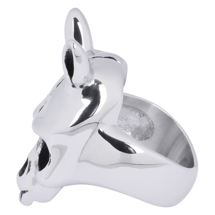 Anello argento a forma di teschio animale in acciaio chirurgico su sfondo bianco