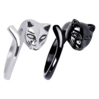 Zwei Panther-Fingerringe aus Chirurgenstahl, einer silbern, einer schwarz, auf weißem Hintergrund