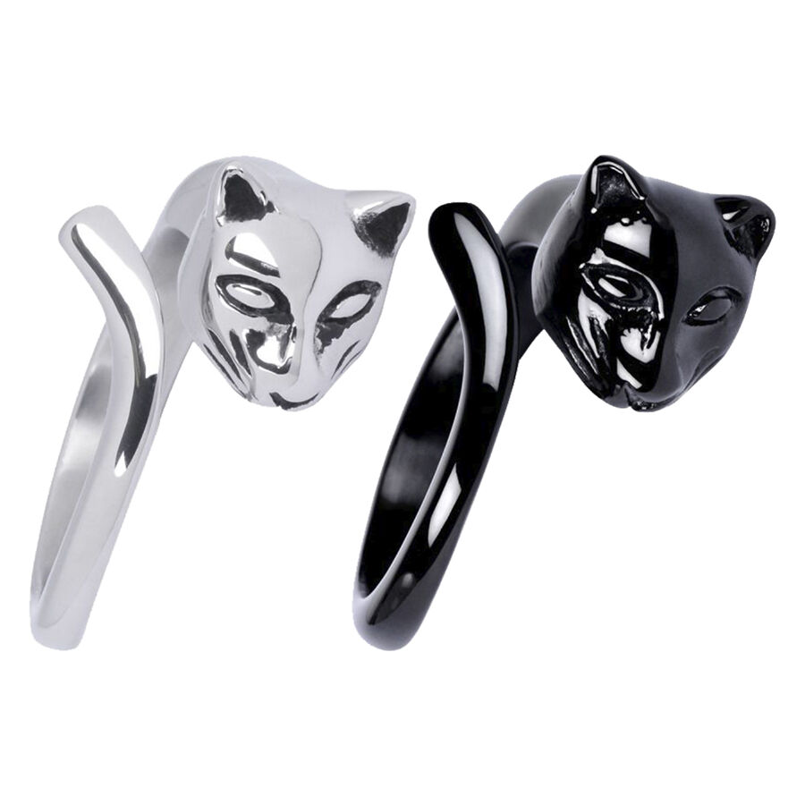 Zwei Panther-Fingerringe aus Chirurgenstahl, einer silbern, einer schwarz, auf weißem Hintergrund