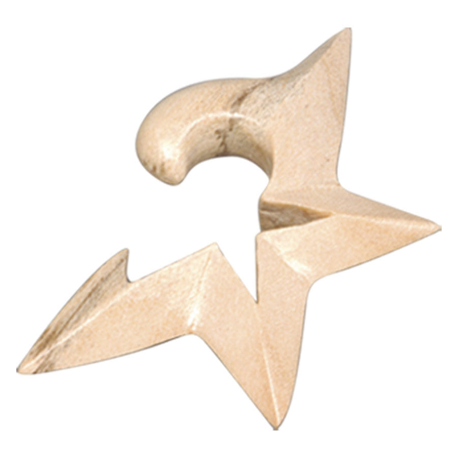 Piercing naturale a forma di stella in legno su sfondo bianco
