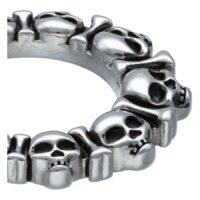 Orecchini Skull in Argento in Acciaio Chirurgico Primo piano di orecchini in argento con design a teschio in acciaio chirurgico