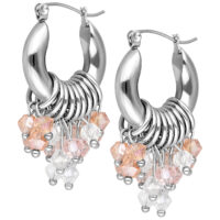 Orecchini a cerchio in argento con pendenti di cristalli rosa e chiari su sfondo bianco