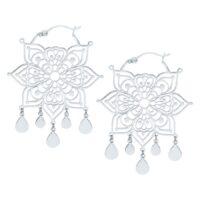 Orecchini Mandala in argento in acciaio inossidabile su sfondo bianco