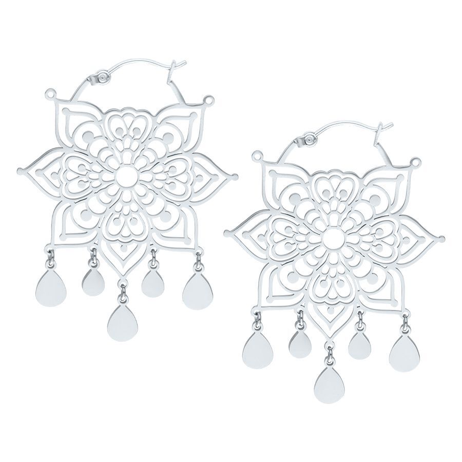 Orecchini Mandala in argento in acciaio inossidabile su sfondo bianco