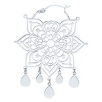 Orecchini Mandala in argento in acciaio chirurgico con design delicato su sfondo bianco