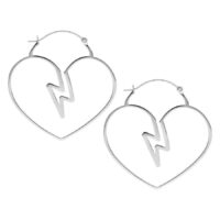 Orecchini a forma di cuore argento con motivo a fulmine su sfondo bianco