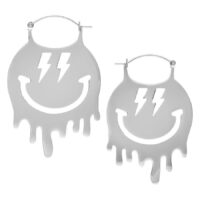 Coppia di orecchini a cerchio Smiley argento con motivo a fulmine su sfondo bianco