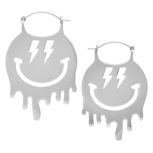 Coppia di orecchini a cerchio Smiley argento con motivo a fulmine su sfondo bianco