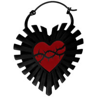 Schwarze Sacred Heart Ohrringe mit Stacheldraht-Design auf weißem Hintergrund