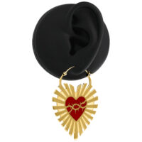 Orecchini a Cerchio Cuore Sacro con Filo Spinato Oro Orecchini dorati a forma di cuore con design a filo spinato su sfondo nero