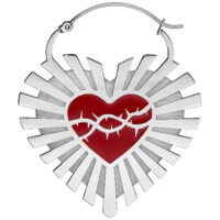 Orecchino d'argento a forma di cuore con cuore rosso e corona di spine su sfondo bianco
