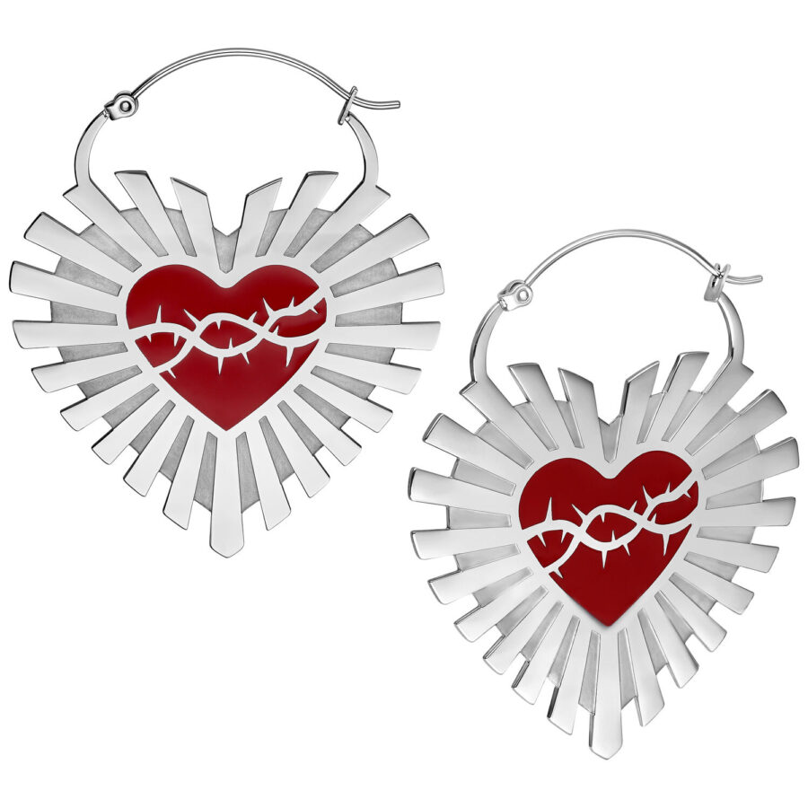 Orecchini d'argento a forma di cuore con decorazione di filo spinato rosso su sfondo bianco