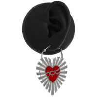 Orecchini in argento con cuore rosso e filo spinato su sfondo nero