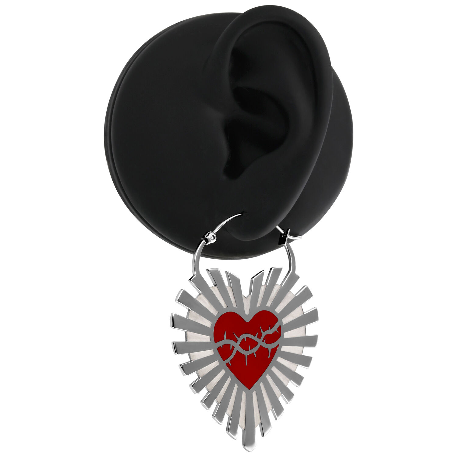 Orecchini in argento con cuore rosso e filo spinato su sfondo nero