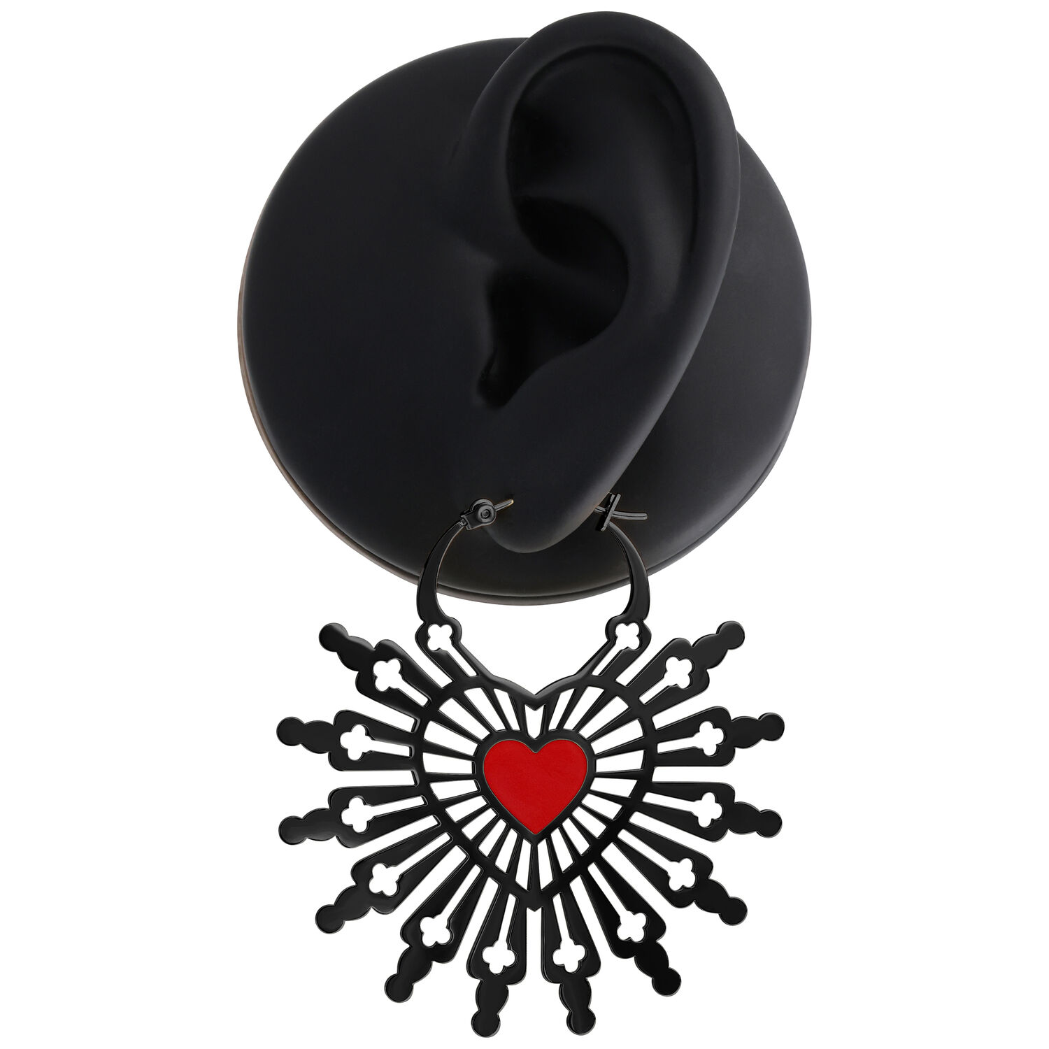 Orecchini neri con design a cuore rosso al centro su sfondo nero