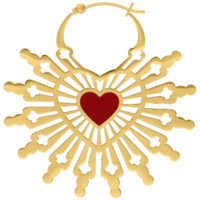 Orecchini dorati con design a cuore Orecchini dorati a forma di cuore con cuore rosso al centro su sfondo bianco