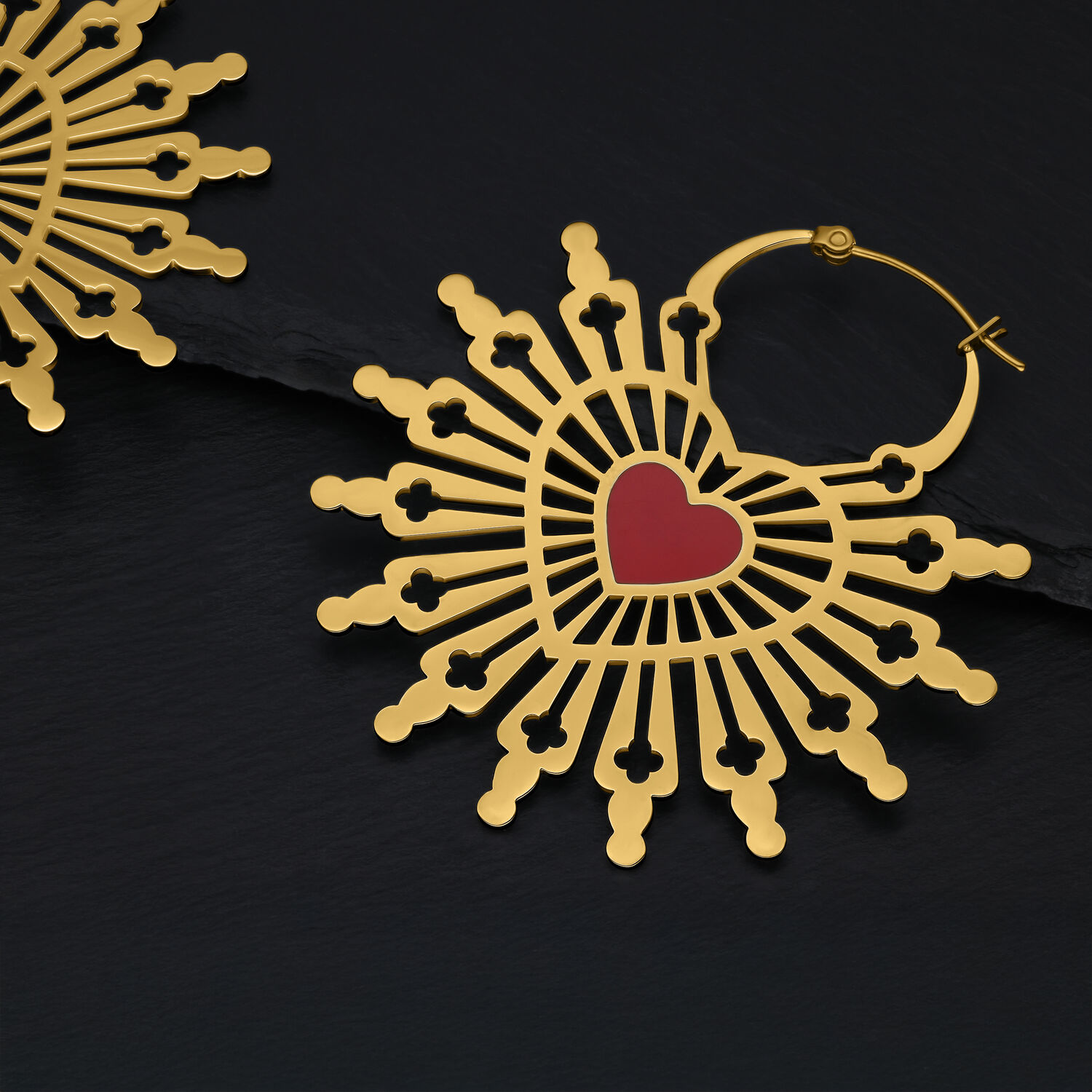 Orecchini a Cerchio Sacred Heart Dorati Orecchini dorati a forma di cuore su sfondo nero