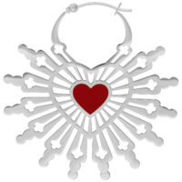 Orecchino argento con cuore rosso su sfondo bianco