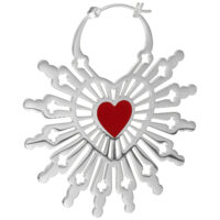 Orecchini a cerchio argento a forma di cuore con cuore rosso e design a raggi su sfondo bianco